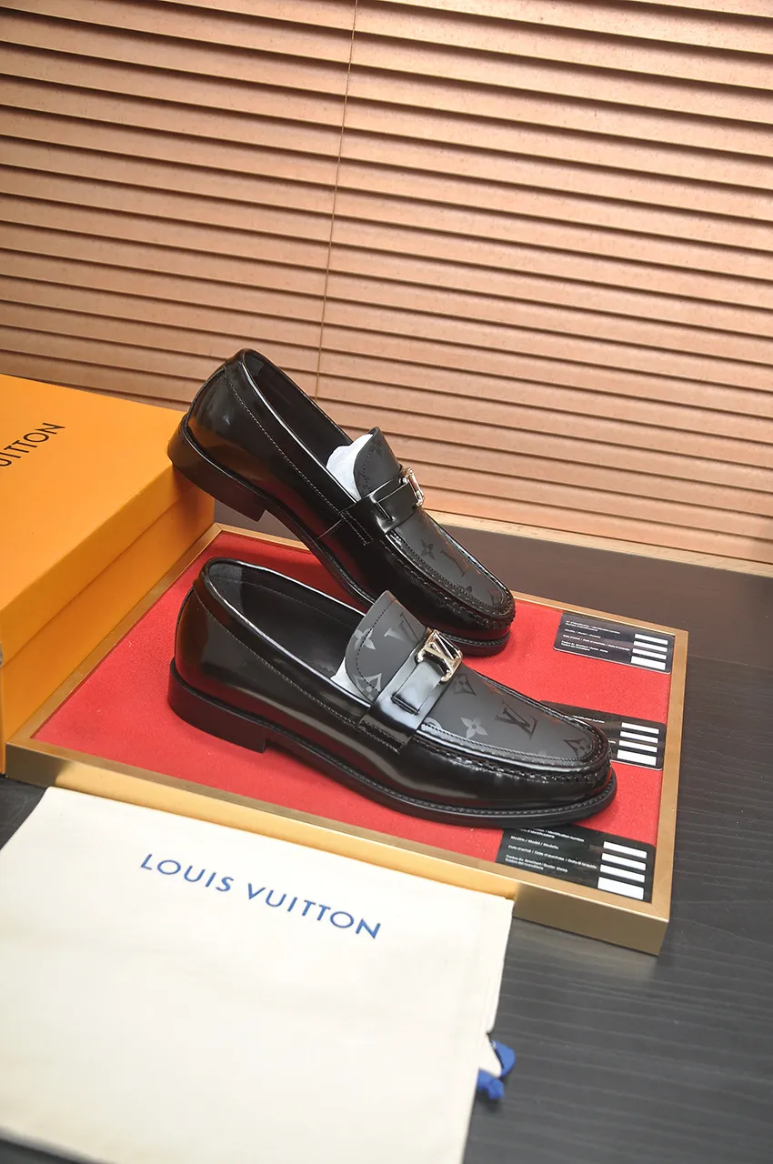 Men's men's shoes 💰560💶 [LV] (original single cowhide lining) 🍀LV's latest genuine leather business suit shoes are launched simultaneously on the official website. The first-layer cowhide imported from Italy is made of heavy gold, 💥1:1 rubber outsole from the official website. Versatile to wear, high-end without losing class, and the color combination is extraordinary. This four-season style is alluring when worn on your feet, showing off your big-name flair. Standard code 38-44 (45 customized)